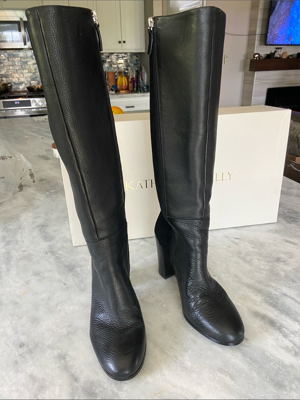Knee-High Black Leather Heeled Boots - Sleek Zip Detail